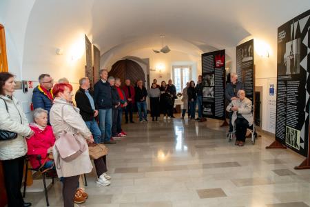 otvoritev razstave plamen upanja v Postojnski jami (15)